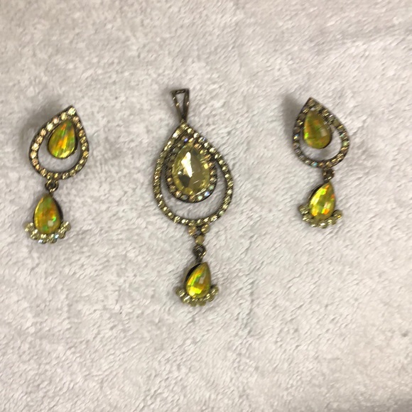 Jewelry - Green ear rings and locket set